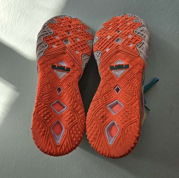 Nike LeBron 18 special edition Sz 10 - Picture 8 of 9